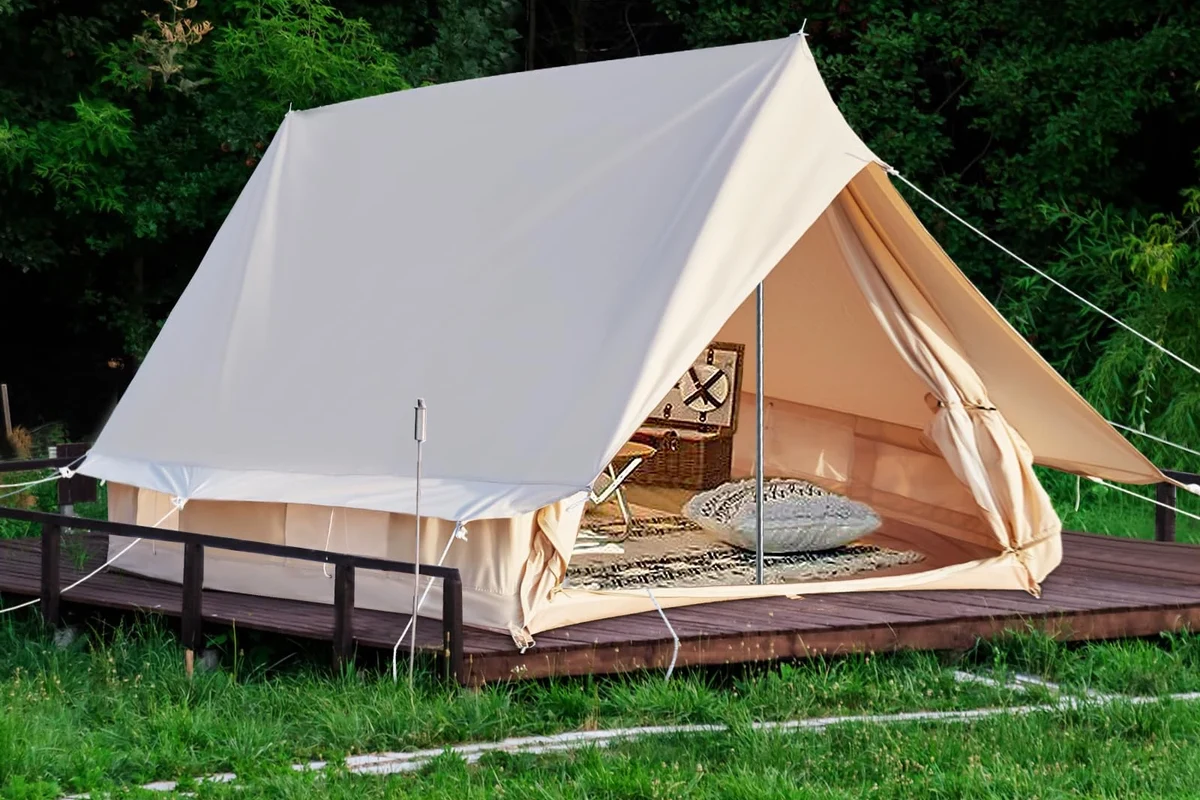 Five sleeping bag types arranged for camping: rectangular, mummy, semi-rectangular, double, and quilt-style
